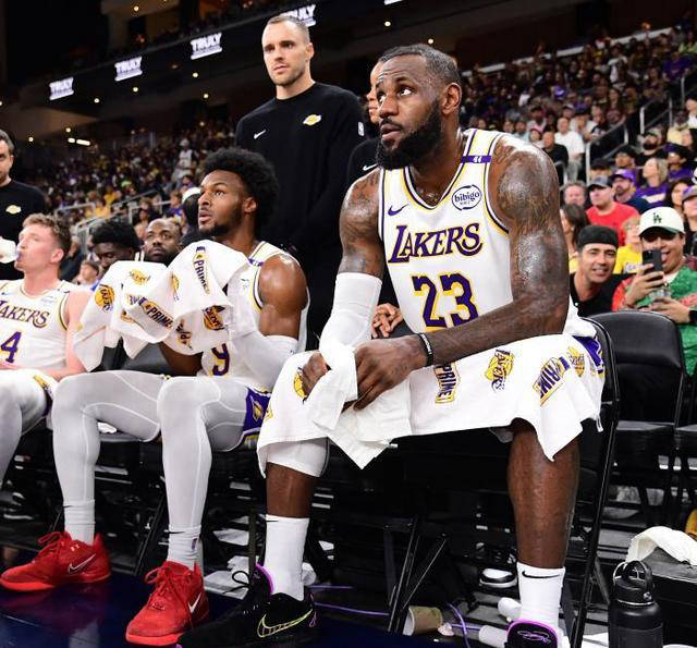 NBA球星身着新战袍亮相，引发热议