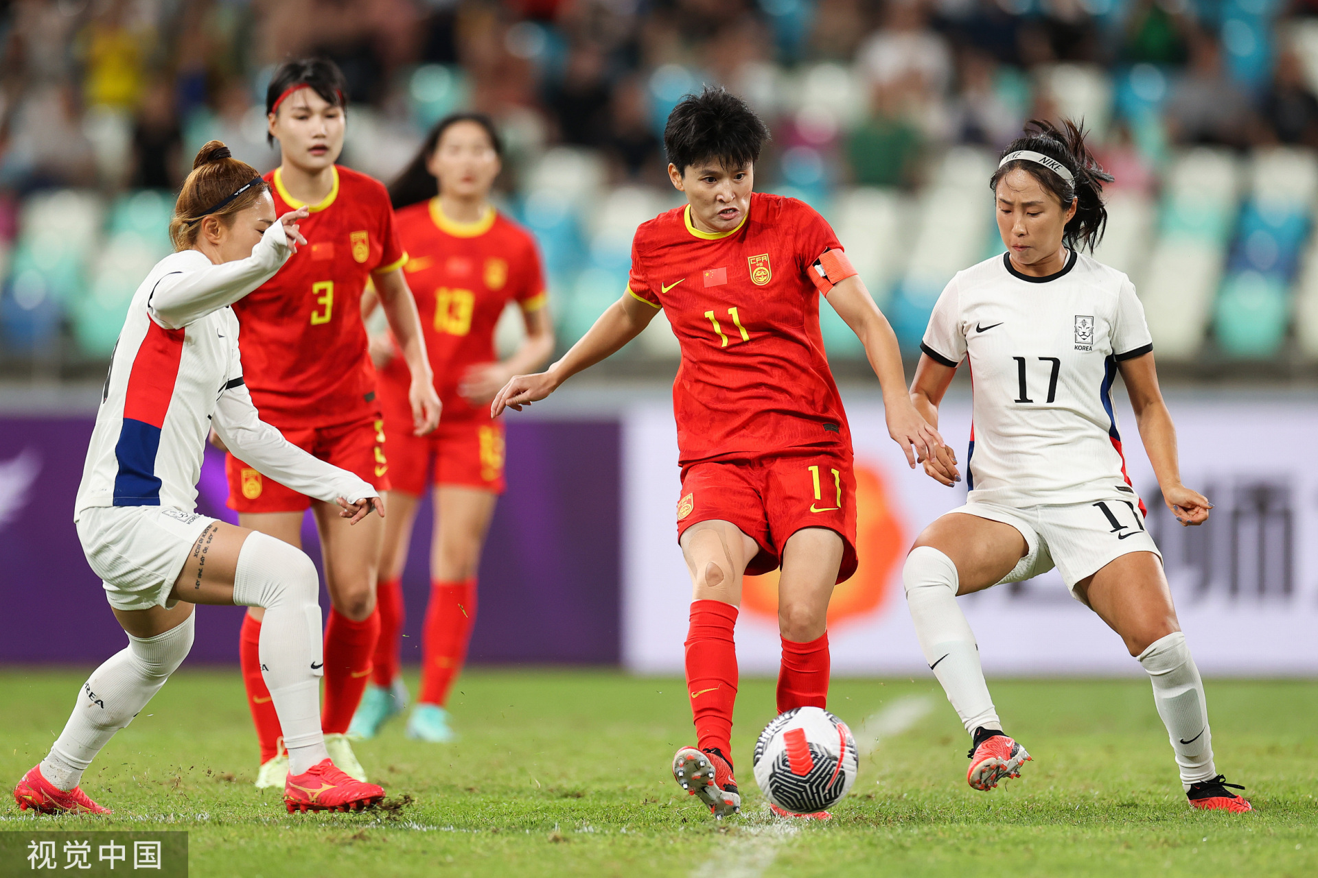 关于中国女足备战国际杯赛，展现出战胜困难的决心的信息