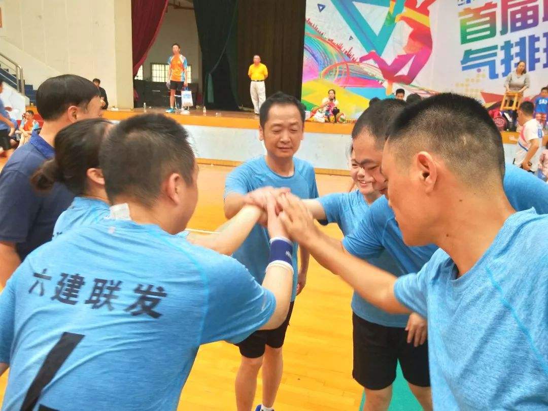 包含体操比赛现场热火朝天，观众掌声不断的词条